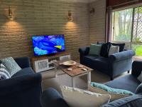 Pet Friendly 4 Bedroom Single Level Family Home - B&B Maroochydore