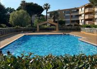 Résidence privée avec balcon, piscine et place de parking - Chambres d’hôtes Le Lavandou