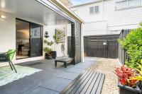 Modern 1-Bed Retreat with Patio & Shed Access - B&B Brisbane