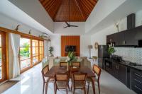Villa Sunshyne - Modern Luxury 2BR Villa with Pool, Steps to the Beach - B&B Seminyak