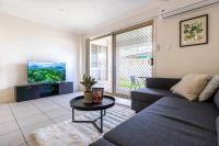 Bright & Cozy Duplex near Logan Central Comforts - B&B Marsden