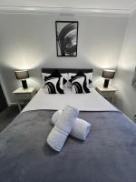 Dovefield House - Modern 3 Bed Home from Home - Alton Towers, Uttoxeter Races - Chambres d’hôtes Uttoxeter