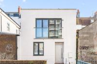 Brighton Seaside Stay – Modern Home with Patio & Balcony - B&B Brighton