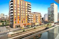 Cosy 2-Bedroom Flat with Balcony Canary Wharf - Bed and Breakfast Londen