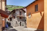Typical stone house with balcony - B&B Ossuccio