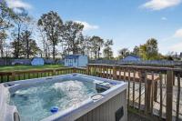 Cozy Retreat with Hot Tub in Peaceful Goshen - Chambres d'hôtes Goshen