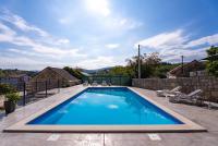 Villa Gloria: Stylish 5-Bedroom Retreat with Private Pool and Stunning Valley Views - Ferienwohnung Zmijavci