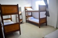 Lit Simple dans Dortoir Mixte