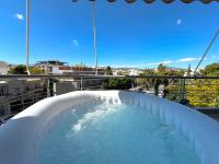 Luxury 3 Bedrooms Top Floor Villa 150sqm with 2 Private Jacuzzi Hydromassage & Underground Parking - Chambres d'hôtes Athènes