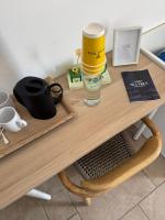 Zimmer mit Kingsize-Bett und Meerblick