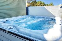 The Goat House Waterfront Hottub Stargazing - B&B Oconto