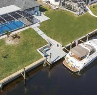 Waterfront 3BR Pool Oasis with Dock, Grill & Lounge - Chambres d'hôtes Cape Coral
