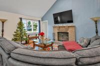 4BR Retreat with Hot Tub and Resort Style Amenities - Chambres d’hôtes Tobyhanna