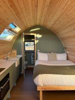 Habitación con cama extragrande y vistas al lago