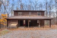Huge Cabin w Hot Tub, Deck, Grill, Fire Pit, WiFi - Chambres d’hôtes Berkeley Springs