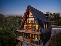 Family Cabin with Views, Hot Tub, Pool Table, and Arcades - B&B Gatlinburg