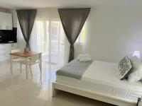 Studio mit Poolblick