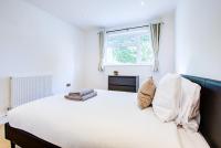 Modern 4 Bed Home with Driveway - B&B Colchester