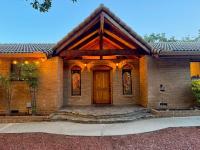 NEW LISTING, Near Yosemite South Gate entrance and town, King bed, Hot Tub, BBQ, Firepit & Mountain Views - Chambres d'hôtes Oakhurst