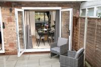 Stylish 4 Bed House, Free Parking, Close to M4 Newport - B&B Newport