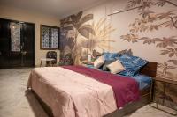 Zimmer mit Kingsize-Bett und Balkon