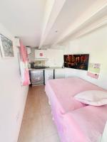 Habitación con baño y cocina - B&B Caudiel