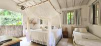 Dreibettzimmer mit Poolblick