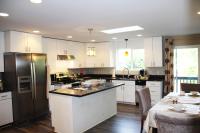 Bright 3 bedroom home with full kitchen, fenced backyard, sports court and free parking - Chambres d'hôtes Mountlake Terrace