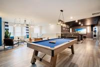 Luxurious New 9BR Villa w Game Room Theater Pool - Chambres d'hôtes Davenport