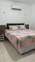 Garagem para 3 carros Morada Valentim é uma Casa dois quartos climatizada em Paracuru, 2 decks, piscina, portão automático, cerca elétrica com conforto e qualidade para você! - Chambres d'hôtes Paracuru