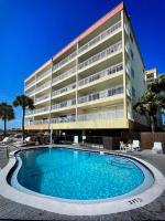 Beachfront Bliss, King Bed, Heated Pool and Ocean Views! - Chambres d’hôtes St. Pete Beach