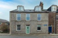 Stonehaven ground floor home with a spectacular harbour view. - B&B Stonehaven
