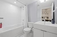 Lux King Suite, CN Tower, Sleeps 5 with Parking! - Ferienwohnung Toronto