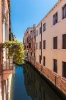Ca' Romantica terrace with Balcony and side Canal view - Chambres d’hôtes Venise
