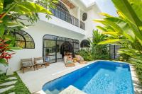 Villa Talitha by DVH Luxe Retreats, 2BR Tropical Pool Villa - B&B Tambakboyo
