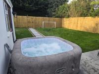 Seaside Bungalow with Garden & Inflatable Hot Tub - Chambres d’hôtes Hamworthy