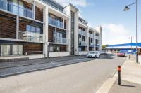 Near Royal William Yard, Modern 2-Bed Balcony Apartment with Underground Parking - B&B Plymouth