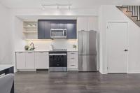 Chic 2-Bedroom Apartment with Parking - B&B Toronto