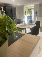 Le Cocoon caché avec parking,terrasse au calme appartement très frais ! - B&B Sarreguemines
