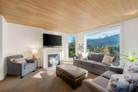 2BR in Ironwood, Stunning Mountain Views, Shared Hot Tub and Pool, Fireplace, Parking - B&B Whistler