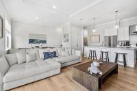Luxury New Madeira Beach Townhome! Perfect for Holiday Getaways & Families! Steps to Beach! - Chambres d'hôtes St. Pete Beach