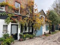 Refurbished flat in stunning coach house - B&B Londra