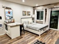 Granite Kitchen Studio Indoor Pool Near Loon - Bed and Breakfast Lincoln