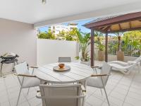 Karmasea Beachside Holiday Apartments - Bed and Breakfast Alexandra Headland