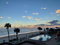 New Amazing Ocean View Beachfront Entire Apartment Direct access to Beach - B&B Daytona Beach
