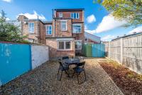 Elegant Ground Floor One Bed Apartment With Garden & King Size Bed Near Tube & Train Stations on Piccadily Line - B&B Londra