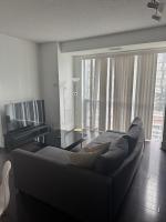 Lush 3 Bedroom Condo by CN Tower - Free Parking - B&B Toronto