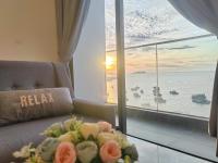 Sunset Seaview 1BR with Balcony at The Shore Kota Kinabalu - B&B Kota Kinabalu