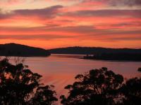 B&B Bonnells Bay - A LAKEHOUSE ESCAPE - a Waterfront Reserve on shores of Lake Macquarie - Bed and Breakfast Bonnells Bay