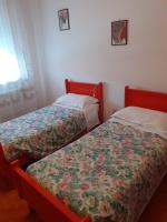 Tweepersoonskamer met 2 Aparte Bedden en Badkamer